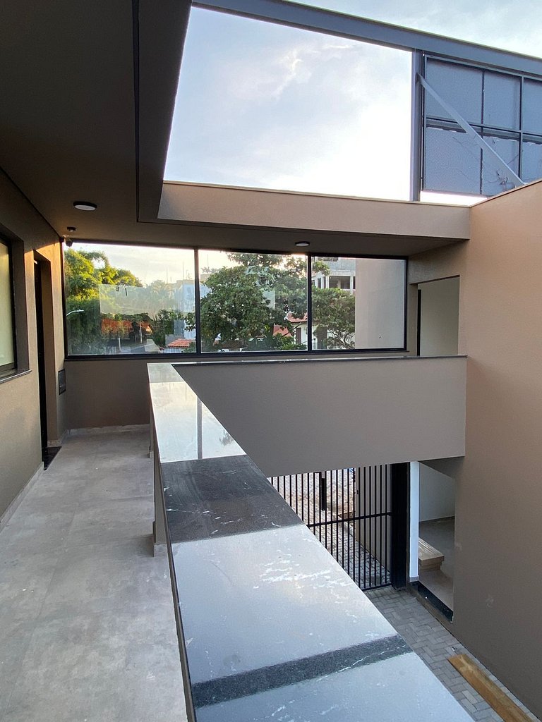 Studio 21 – Andar Superior Moderno com Estacionamento – Cent