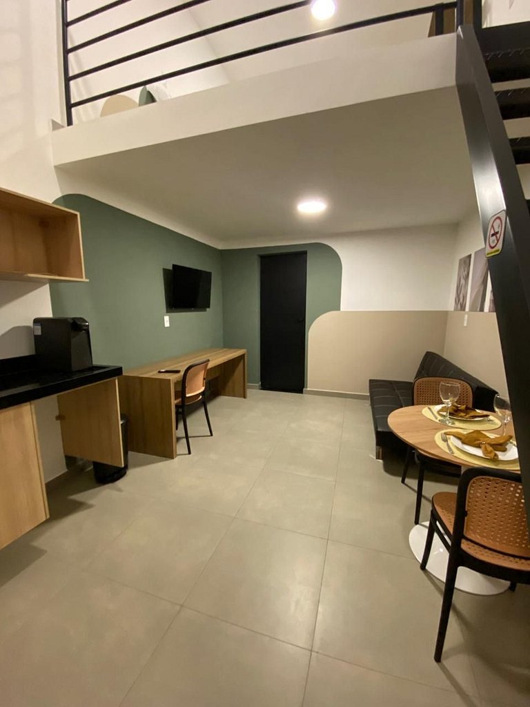 Studio 24 mezanino c/ vaga, perto de tudo