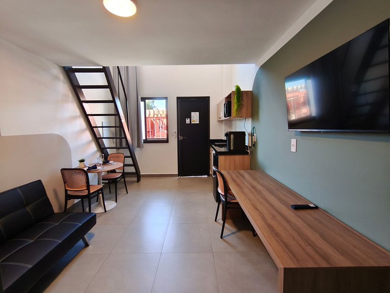 Studio 24 mezanino c/ vaga, perto de tudo